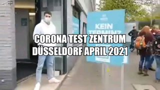 Aktivist Mann Mateo dreht vor dem Testzentrum Düsseldorf auf. Video wurde nach 18 Min. Bei YouTube g...