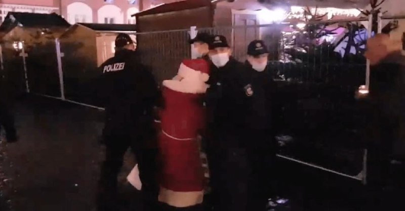Boris Reitschuster (Instagram)Polizei führt Weihnachtsmann ab.Wie die 68er: Demonstranten in Stralsu...
