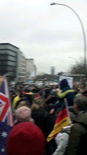 #CoronaProtest. Geschätzt 10.000!,,Heute aus #Hamburg. Soooooo viele Leute "#Deutschland #MakeGerman...