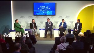 DAVOS: Stéphane Bancel, CEO von Moderna, sagt, "die Pandemie dauert noch an" und "wir alle wissen", ...