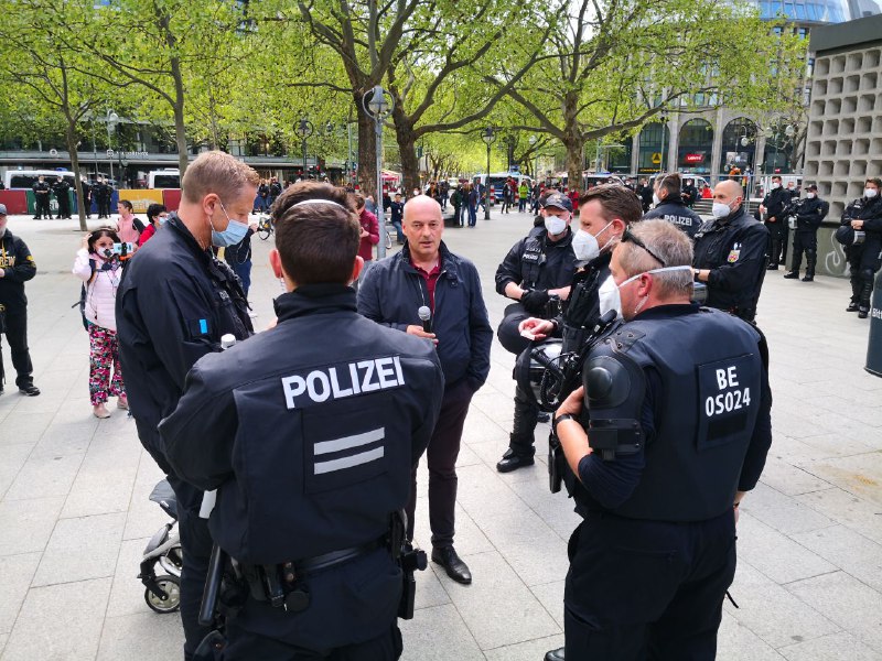 Demo Berlin. Ein nach Angaben des Versammlungsleiters angemeldete Kundgebung wird von der Polizei u...