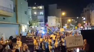 Demonstration gestern Abend in Tel Aviv, Israel, gegen den Gesundheitspass. Ab diesem Sonntag verlie...