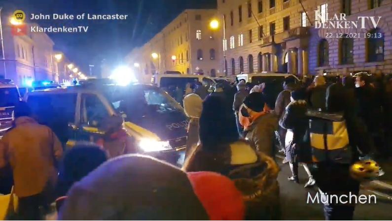 Die Menschen in München brechen durch die Polizeimauer! #DieMauermussweg#Widerstandhttps://www.yout...