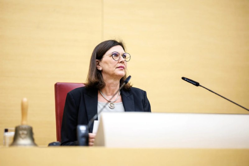 Die Präsidentin des Bayerischen Landtags, Ilse Aigner (CSU), genehmigt die Streichung des Gehalts für oppositionelle Abgeordnete.