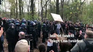 Eilmeldung: Zahlreiche Demonstranten haben es eben geschafft die Polizei in Berlin-Tiergarten zurück...