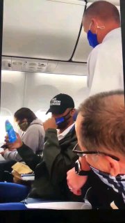 Ein Afroamerikaner wird von der SouthwestAir während dem Nüsse Essen belästigt die Maske aufzusetzen obwohl man die Mask...