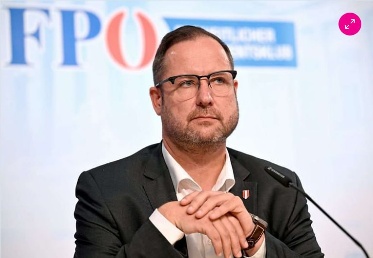 FPÖ-Generalsekretär Hafenecker wegen gefälschter Covid-Testzertifikate angeklagt Anfang April wurde ...