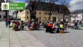 Freie Bürger kamen heute auf dem Marienberger Marktplatz mit Speis, Trank und Musik zum Klappstuhl-P...