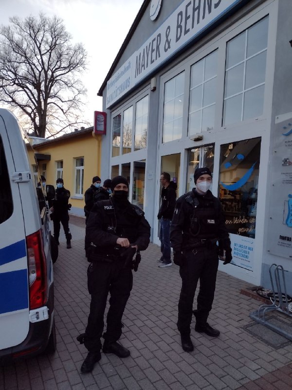 In Zwönitz hat die Polizei den friedlichen Spaziergang zerschlagen, im gesamten Stadtgebiet werden B...