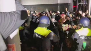 Niederlanden in Den Haag: Die Polizei vertreibt Demonstranten, die gegen den Gesundheitspass protest...