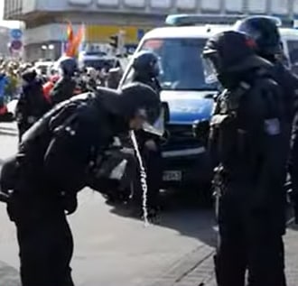 Polizeieinsatz Kassel:Zwischendurch kam die Einsatzleitung auf die Idee, die Teilnehmer des völlig f...