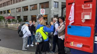 Potsdamer Platz am Ende des Demotags, der blaue Bus wird noch festgehalten als potentieller „Rädelsf...