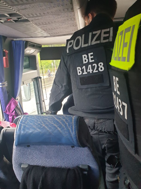 Zusendung vom 22.05.2021:"Polizei kapert Bus an der Strasse des 17. Juni und fährt diesen höchstpers...