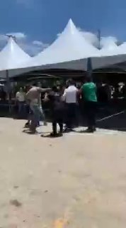 Bürger in Brasilien verprügeln den Bürgermeister von Toritama, der Impfpässe zum Essen und Pflichtim...