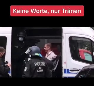 Die 12. Einsatzhundertschaft der Berliner Polizei möge mir das erklären. Ich sehe hier eine versucht...