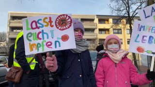 Kinder Demo "LASST EUCH IMPFEN" ...