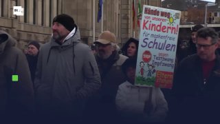 Knapp 2.000 Menschen haben am ersten Weihnachtstag in Düsseldorf gegen die Impfpflicht und COVID-19-...