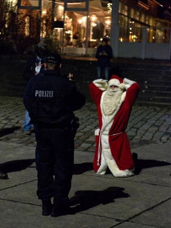 Via Andreas MertensDer Weihnachtsmann wurde verhaftet.Grund:„Keine Maske“t.me/evarosen...